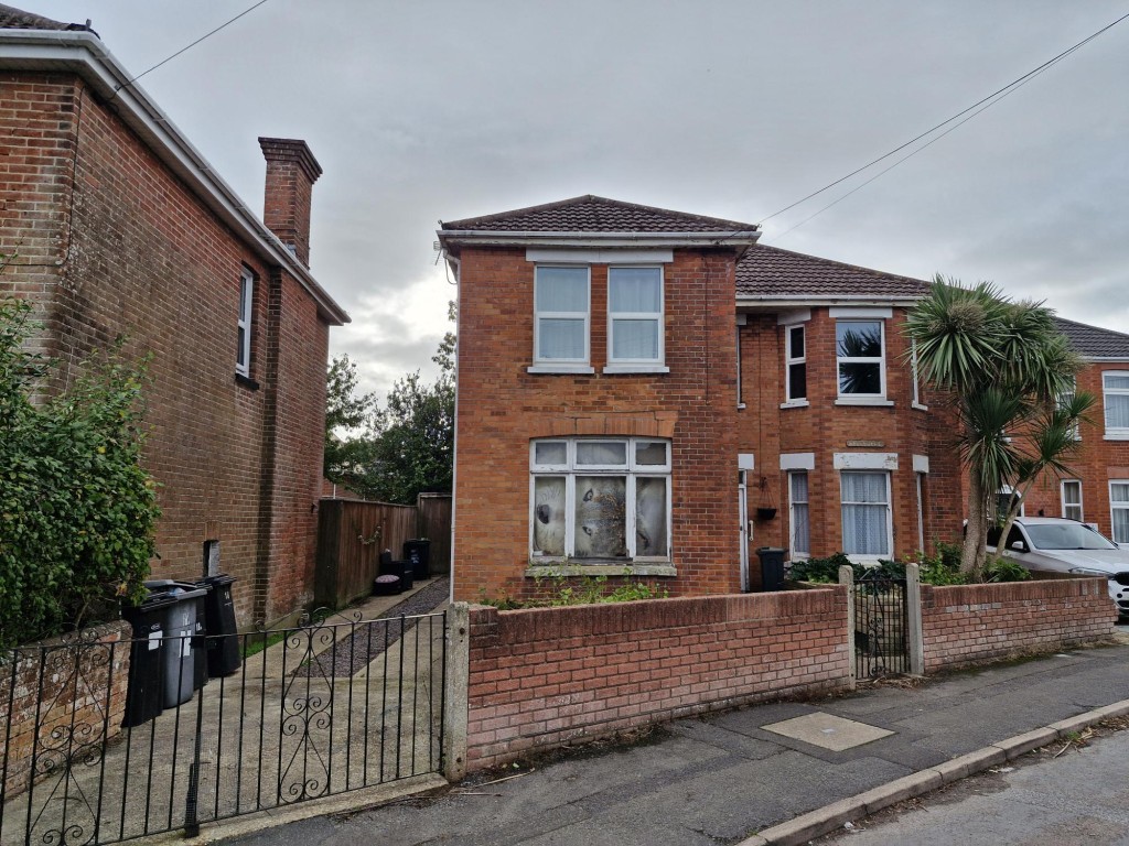 Lot: 43 - FREEHOLD FLAT WITH SUBSTANTIAL GARDEN - Front view of the building from the pavement
